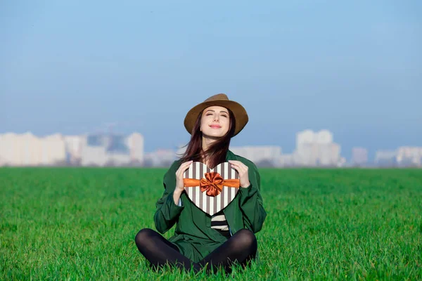 Frau auf Gras mit Geschenk — Stockfoto