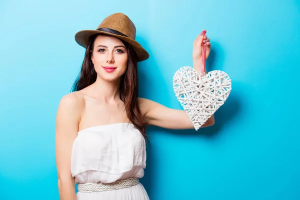 Mulher com coração em forma de brinquedo — Fotografia de Stock