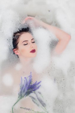 köpük banyosunda yatan kadın