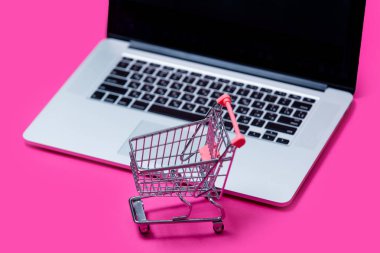 Alışveriş arabası ve laptop. 