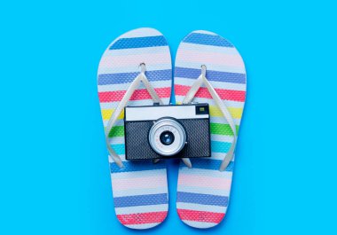 renkli sandalet ve retro kamera 