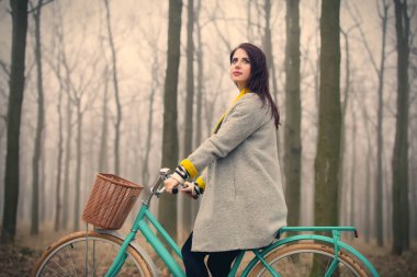 Bisiklet üzerinde oturan güzel kadın