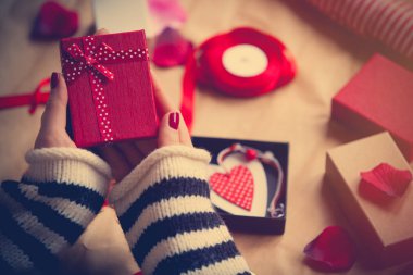 küçük hediye holding eller