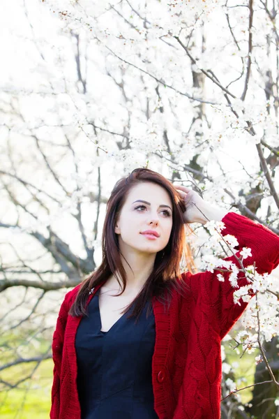 Junge Frau im Garten — Stockfoto