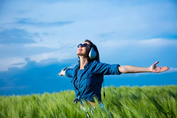 Donna in auricolare in piedi in mezzo — Foto Stock