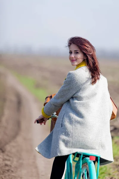 Donna in bicicletta con valigia — Foto Stock