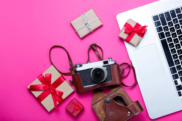 Hermosos regalos y portátil — Foto de Stock