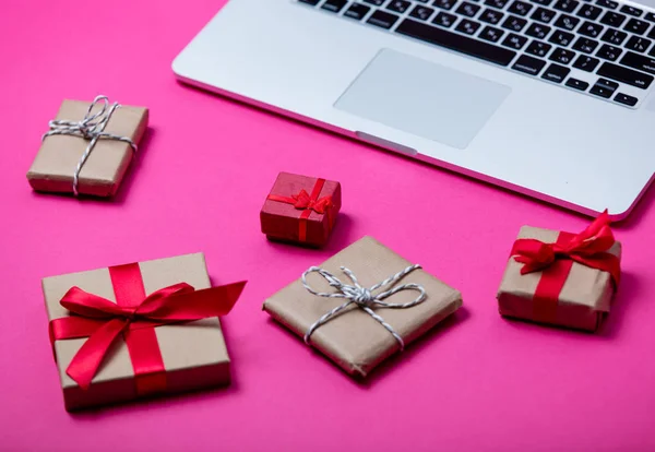 Belos presentes e laptop — Fotografia de Stock