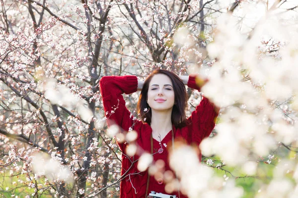 Giovane donna in giardino fiorito — Foto Stock