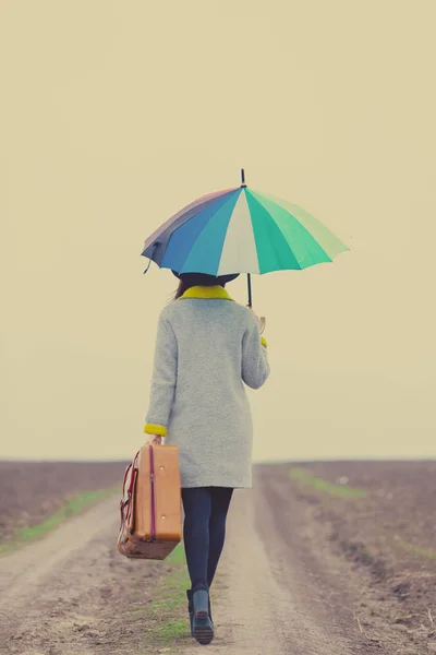 Mujer con maleta y paraguas — Foto de Stock