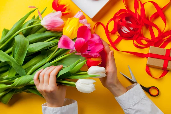 Mani che tengono tulipani colorati — Foto Stock