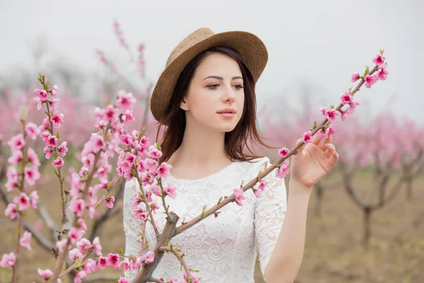 Žena před kvetoucí stromy — Stock fotografie