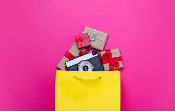 Милые подарки и классная камера — стоковое фото