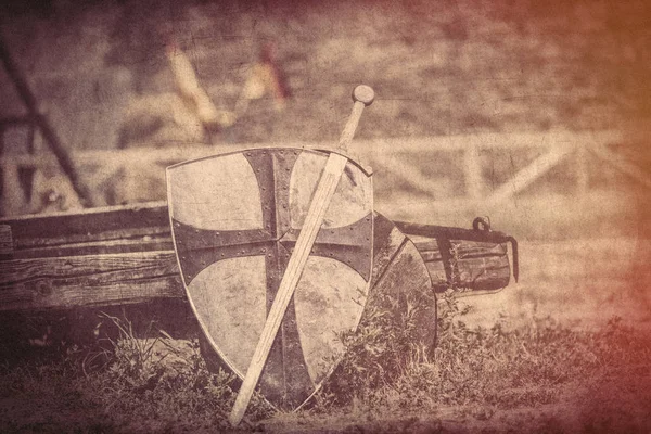 Espada metálica y escudo pesado — Foto de Stock