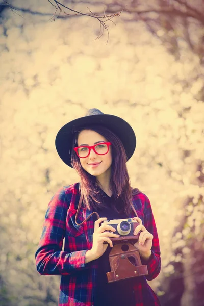 Vrouw met retro camera — Stockfoto