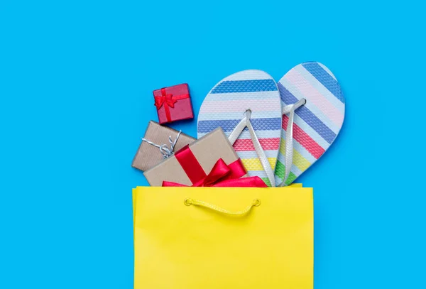 Kleurrijke sandalen en geschenken — Stockfoto