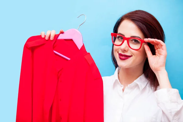 Schöne junge Frau mit Hemd — Stockfoto