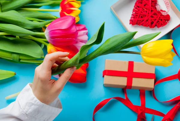 Mani che avvolgono tulipani — Foto Stock
