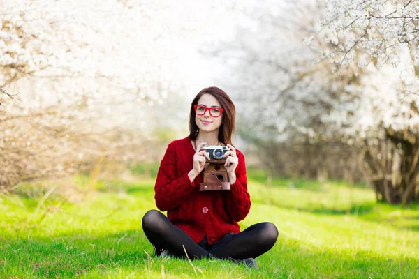 Jeune femme en lunettes de soleil — Photo