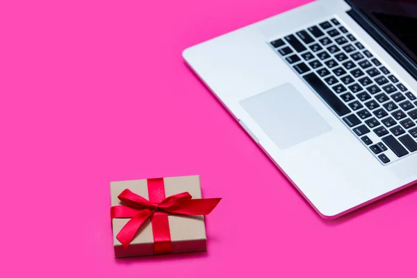 Piccolo regalo e laptop — Foto Stock