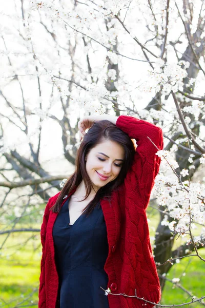 Jovem mulher no jardim — Fotografia de Stock