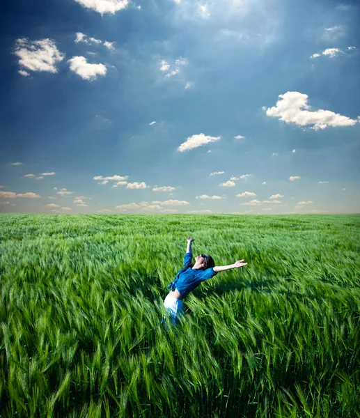 Vrouw stond in het midden van het veld — Stockfoto