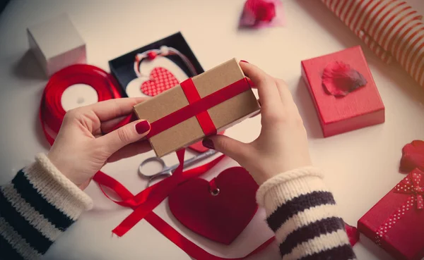 Manos regalo de envoltura — Foto de Stock