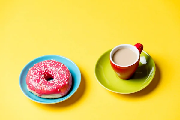 Glasierter Donut und Kaffee — Stockfoto
