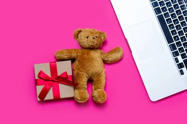 Urso de pelúcia bonito e laptop — Fotografia de Stock