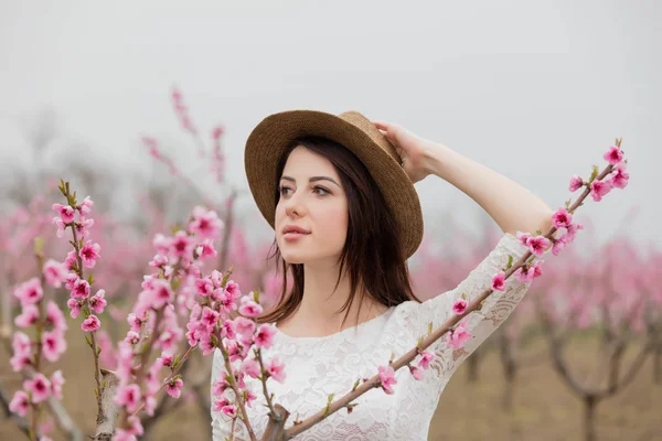 Mulher na frente de árvores florescentes — Fotografia de Stock