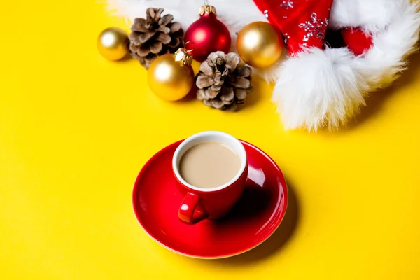 Caffè e decorazioni natalizie — Foto Stock