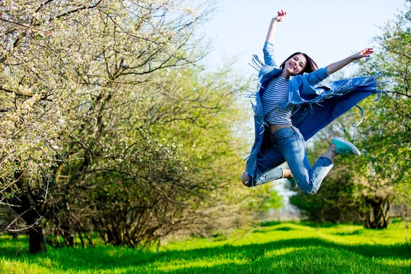 Junge Frau springt — Stockfoto