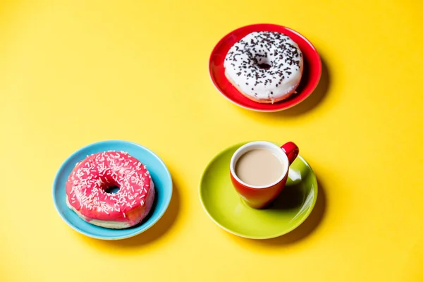 Glasierte Donuts und Kaffee — Stockfoto