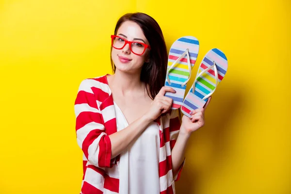 Kobieta z kolorowe sandały — Zdjęcie stockowe