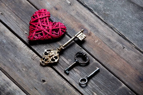 Игрушка в форме сердца и ключи — стоковое фото