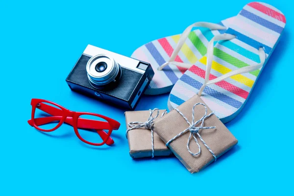 Sandalias de colores y regalos — Foto de Stock