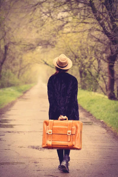 Mujer caminando con maleta — Foto de Stock