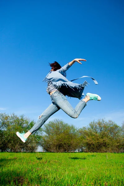 Junge Frau springt — Stockfoto