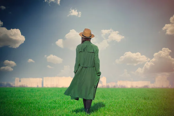 Kobieta stojąc na zielone pola — Zdjęcie stockowe