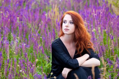 oturup güzel bir genç kadın 