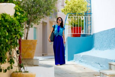  yürüyen güzel bir genç kadın 