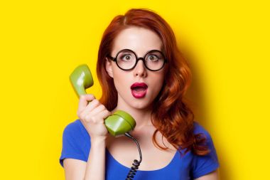 retro telefon olan kadın