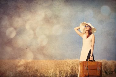 Bavul ayakta olan kadın  