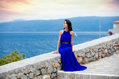  Genç bayan merdivenlerde oturuyor.  