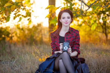  retro kamera oturan kadın 