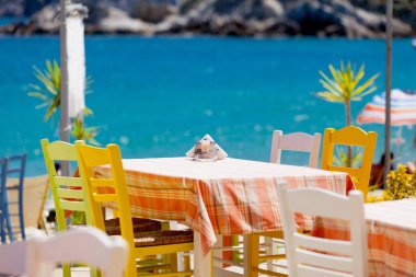 parlak masa ve sandalyeler 