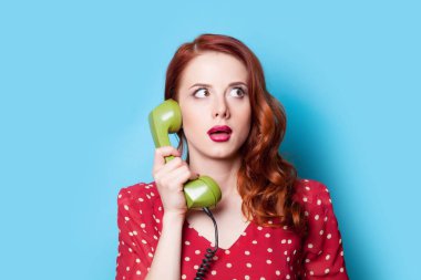  retro telefon olan kadın