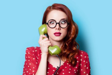  retro telefon olan kadın