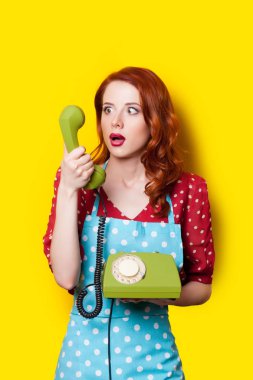  retro telefon olan kadın