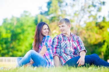 sahada oturan güzel şirin çift 